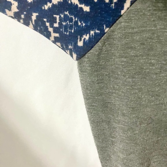 LulaRoe Women's M Gray Randy Top with Blue and Pink Geometric Sleeves - Picture 6 of 9